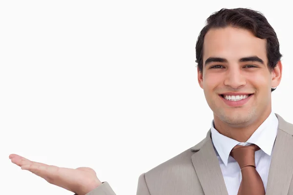 Zbliżenie uśmiechający się sprzedawca, trzymając dłoń — Zdjęcie stockowe