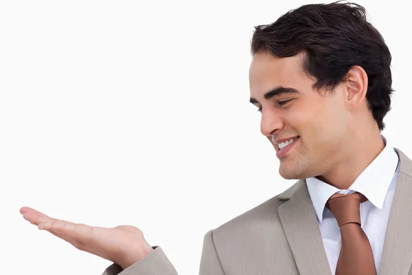 Zbliżenie uśmiechający się sprzedawca, patrząc na jego dłoń — Zdjęcie stockowe