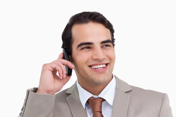 Крупним планом усміхнений продавець на мобільному телефоні — стокове фото