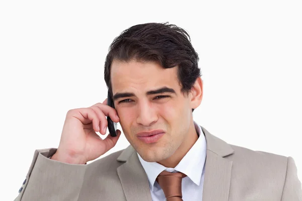 Nahaufnahme eines genervten Verkäufers auf seinem Handy — Stockfoto