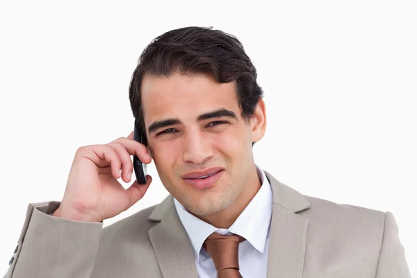 Närbild av irriterad försäljare på hans mobiltelefon — Stockfoto