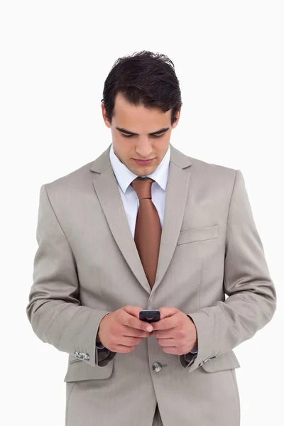 Verkäufer schaut auf sein Handy — Stockfoto
