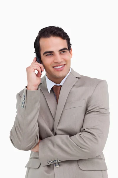 Primer plano del vendedor sonriente en su teléfono celular — Foto de Stock