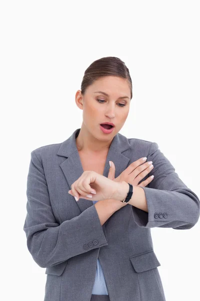 Потрясенная деловая женщина смотрит на часы — стоковое фото
