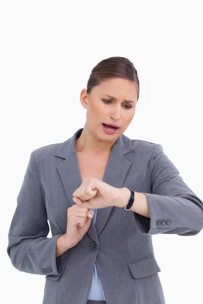 Шокированная деловая женщина, проверяющая часы — стоковое фото