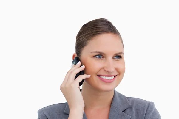 Nahaufnahme einer lächelnden Verkäuferin auf ihrem Handy — Stockfoto