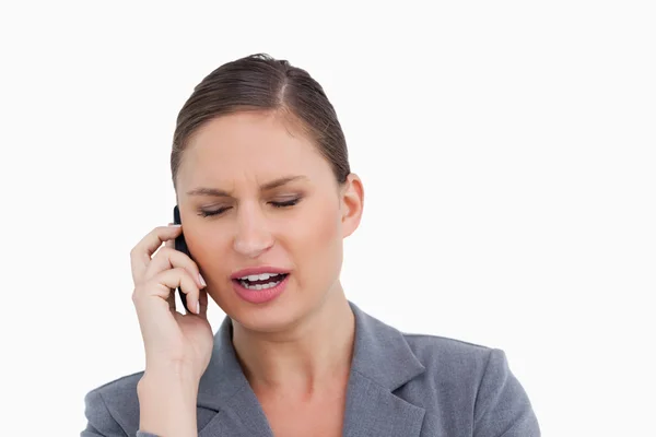 Detailní záběr rozzlobený tradeswoman křičí na volajícího — Stock fotografie