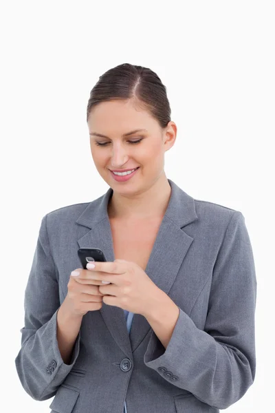 Detailní záběr úsměvem tradeswoman čtení textových zpráv — Stock fotografie