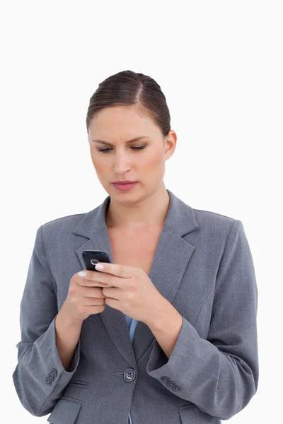 Zamknij z tradeswoman, czytanie SMS — Zdjęcie stockowe