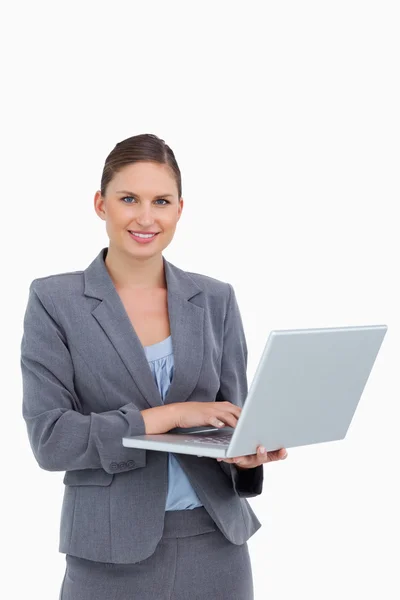 Uśmiechający się tradeswoman z jej laptop — Zdjęcie stockowe