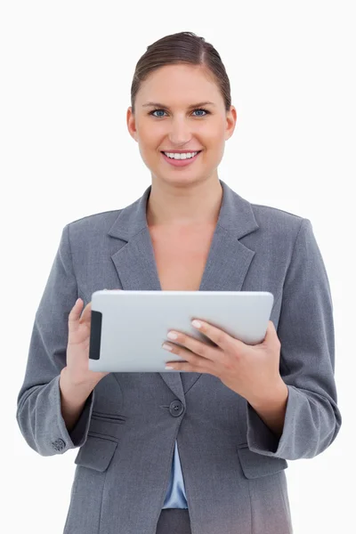 Uśmiechający się tradeswoman z jej komputera ekran dotykowy — Zdjęcie stockowe