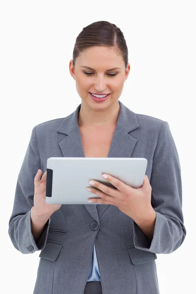 Uśmiechający się tradeswoman za pomocą swojego komputera typu tablet — Zdjęcie stockowe