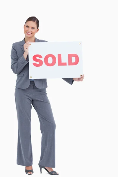 Glücklicher Immobilienmakler mit verkauftem Schild — Stockfoto