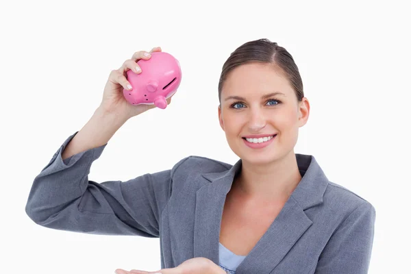 Lächelnde Bankangestellte mit Sparschwein in der Hand — Stockfoto