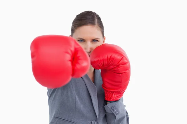 Tradeswoman con guanti da boxe attaccare — Foto Stock