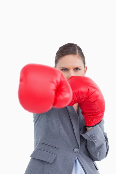 Tradeswoman con guanti da boxe che attacca con il pugno destro — Foto Stock