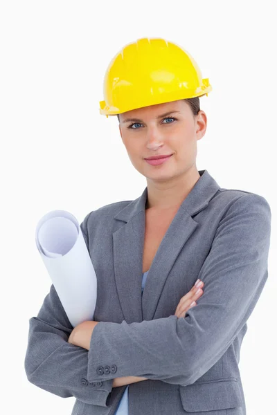 Primo piano di architetto donna con casco e progetti — Foto Stock