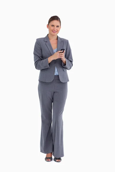 Улыбающаяся торговая женщина со своим телефоном — стоковое фото