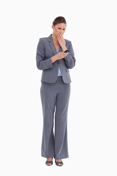 Tradeswoman jest w szoku przez SMS — Zdjęcie stockowe