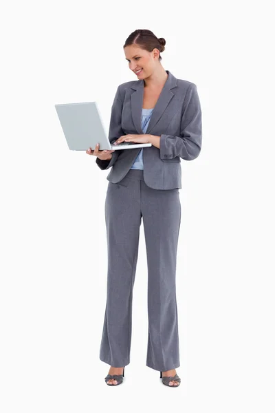 Mosolygó tradeswoman dolgozik rajta laptop — Stock Fotó