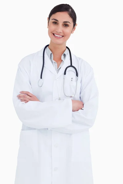 Glimlachend vrouwelijke arts met armen gevouwen — Stockfoto