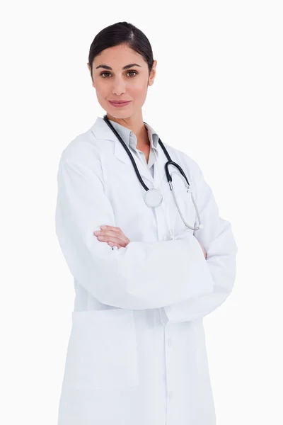 Kadın doktor kollarını katlanmış duruyor — Stok fotoğraf