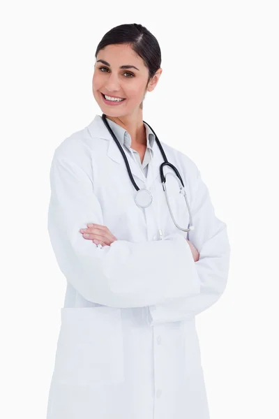 Médica sorridente com os braços dobrados — Fotografia de Stock
