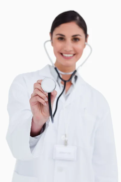 Gülümseyen kadın doktor tarafından kullanılan stetoskop — Stok fotoğraf
