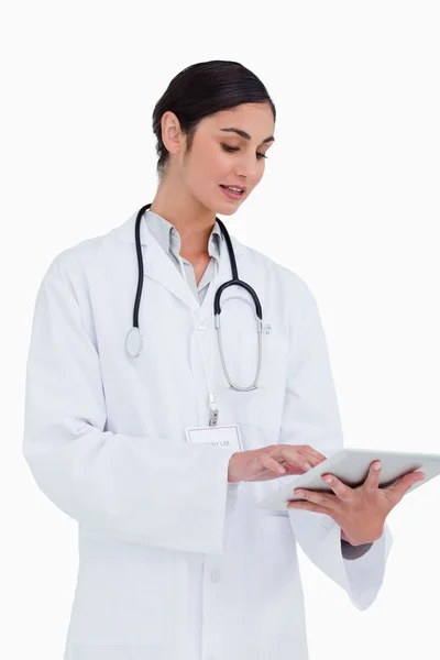 Widok z boku kobiece lekarza z komputera typu tablet — Zdjęcie stockowe