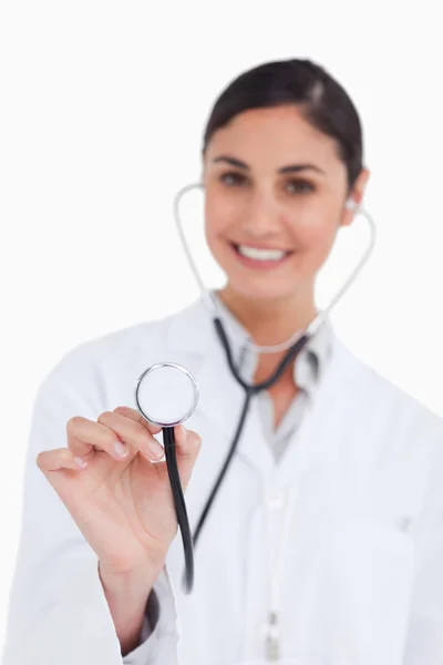 Zbliżenie używany przez kobiece kobieta lekarz stetoskop — Zdjęcie stockowe