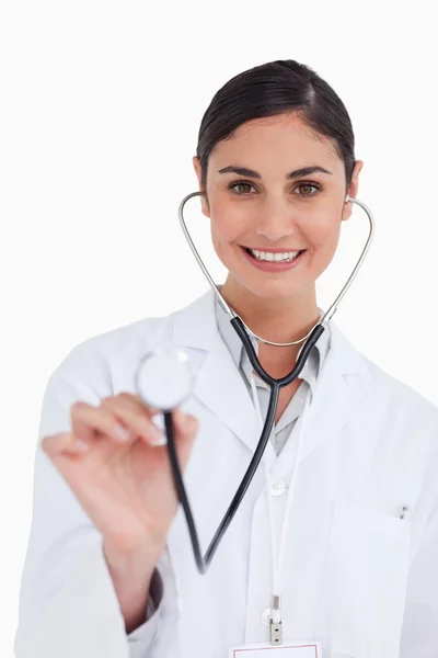 Zbliżenie uśmiechający się kobiece kobieta lekarz za pomocą stetoskopu — Zdjęcie stockowe