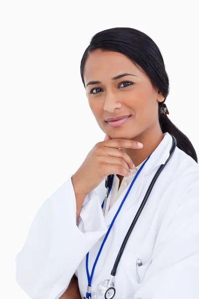 Close up de médico feminino pensativo — Fotografia de Stock