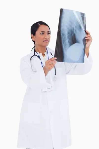 Női orvos vesz egy pillantást a röntgen — Stock Fotó