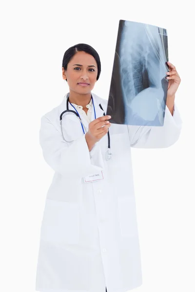 Médico femenino con rayos X — Foto de Stock