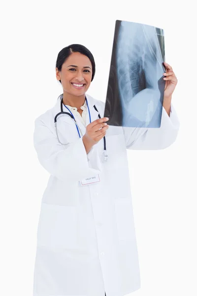 Улыбающаяся женщина-врач с рентгеном — стоковое фото