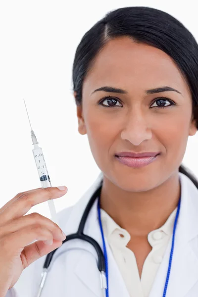 Detailní záběr ženského lékaře s injekční stříkačkou — Stock fotografie