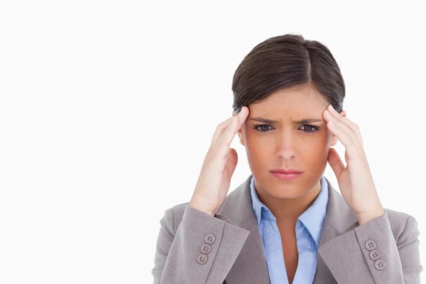 Крупный план женщины-предпринимателя, страдающей головной болью — стоковое фото