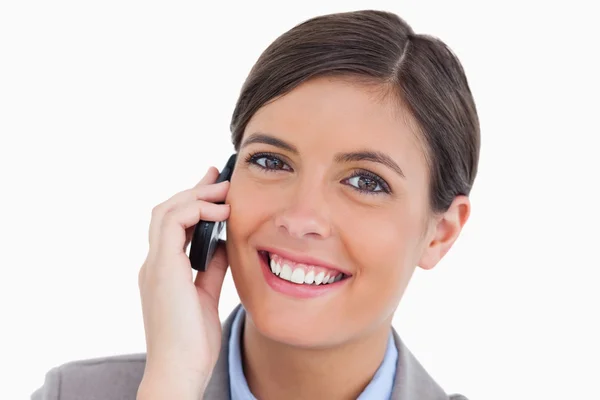 Close up de empresária feminina em seu telefone móvel — Fotografia de Stock