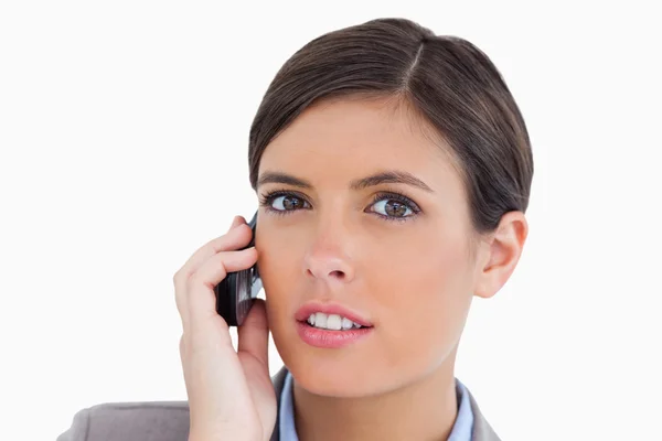 Kobieta przedsiębiorcy mówią na jej telefon komórkowy z bliska — Zdjęcie stockowe