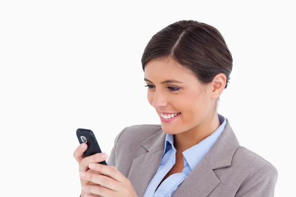 Primer plano de la mujer empresaria sonriente leyendo el mensaje de texto — Foto de Stock