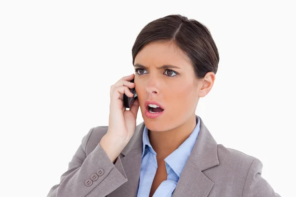 Närbild av arga företagare på hennes mobiltelefon — Stockfoto