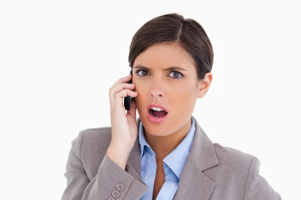 Zbliżenie zły kobieta przedsiębiorcy na jej telefon — Zdjęcie stockowe