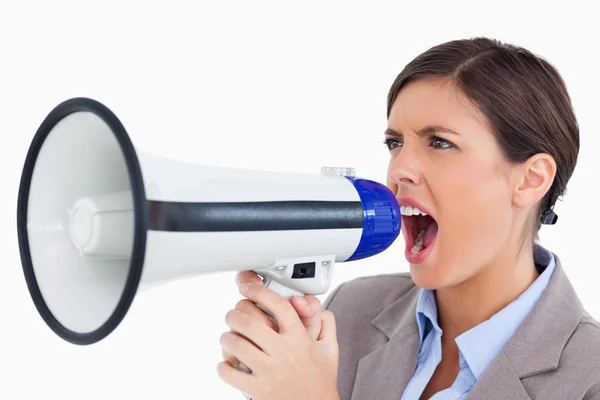 Close up de empresária gritando através de megafone — Fotografia de Stock