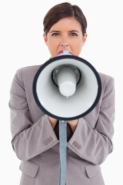 Крупный план женщины-предпринимателя, кричащей через мегафон — стоковое фото