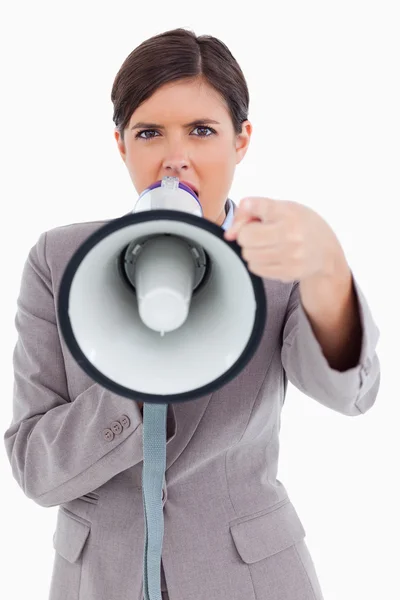 Close up de empreendedor gritando irritado com megafone — Fotografia de Stock