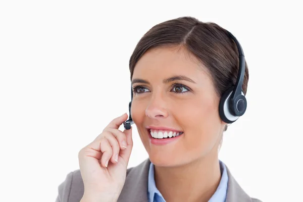 Primo piano di sorridente agente call center femminile con auricolare — Foto Stock