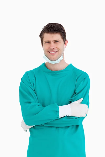 Close up van lachende mannelijke arts in schrobt met gevouwen armen — Stockfoto