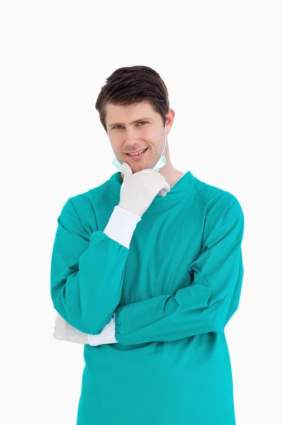 Close up van mannelijke arts dragen schrobt in denkers pose — Stockfoto