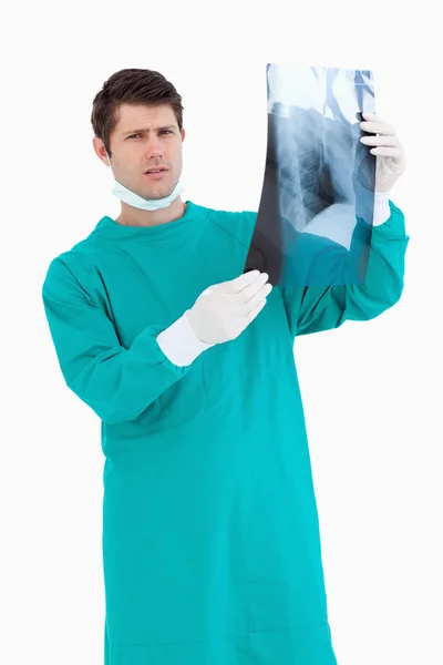 Крупный план серьезного врача с рентгеном — стоковое фото