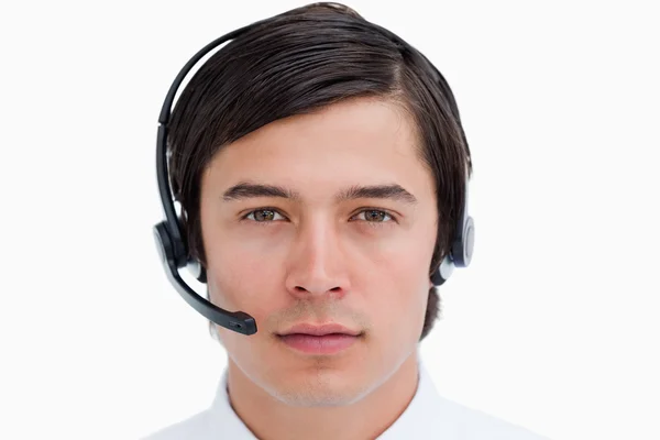 Primer plano del agente del centro de llamadas masculino con auriculares puestos — Foto de Stock
